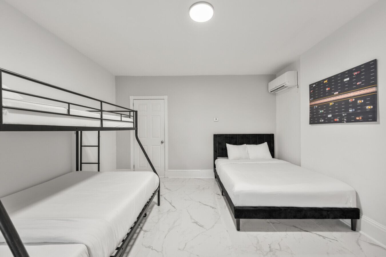 3 chambres, bureau, fer et planche à repasser, lit parapluie