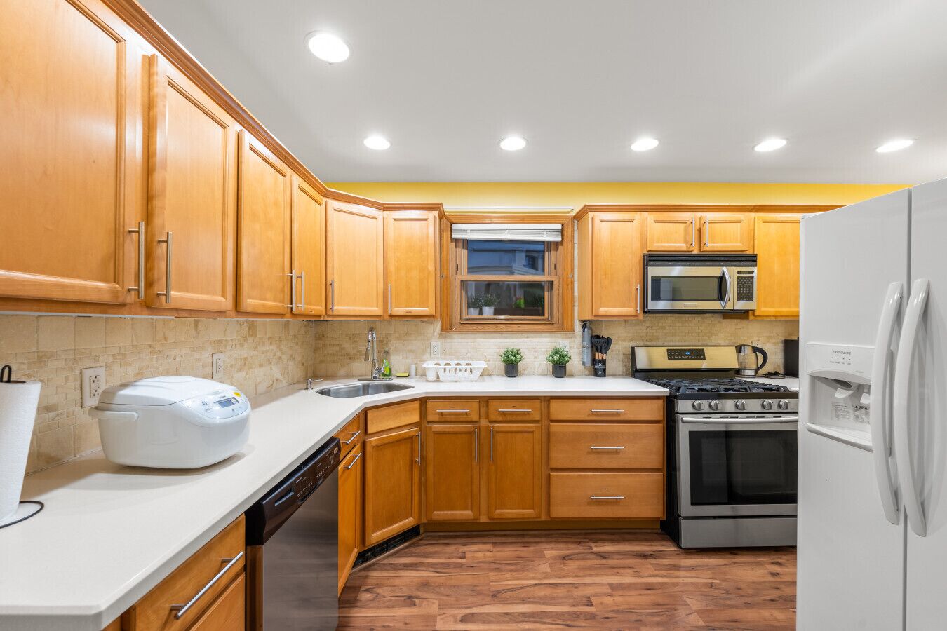 Jääkaappi, mikroaaltouuni, uuni, liesi