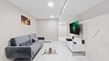 Télévision, jeux vidéo, livres, espaces bureaux