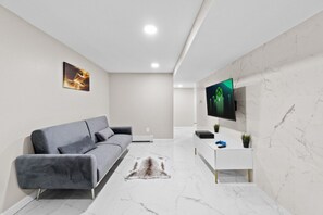 Fernseher, Videospiele, Bücher, Arbeitsbereiche