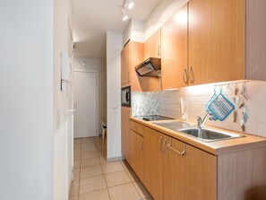 Kühlschrank, Mikrowelle, Herdplatte, Wasserkocher mit Kaffee-/Teezubehör