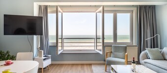 Stylish flat with frontal sea views