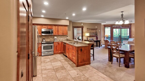 ثلاجة، ميكروويف، فرن، موقد طهي مسطح