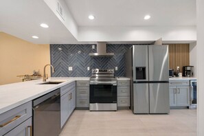 Fridge, microwave, stovetop, dishwasher