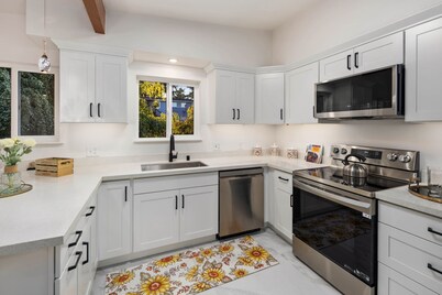 Prime location home away from home 4-bedroom 3 bath, only 15 minutes to Seattle