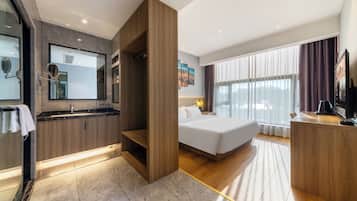 Free minibar, desk, free WiFi