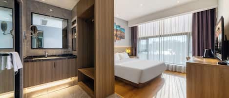 Minibar với thức uống miễn phí, bàn