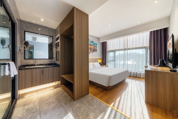 Minibar con snack e bevande gratuite, una scrivania, Wi-Fi gratuito