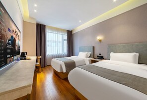 Free minibar, desk, free WiFi