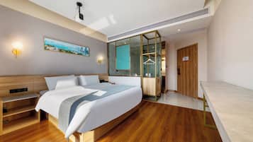 Free minibar, desk, free WiFi