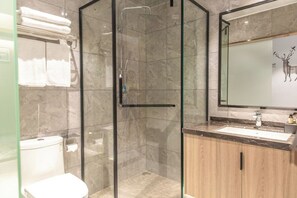 四人房 | 浴室 | 淋浴設備、免費梳洗用品、風筒、提供毛巾