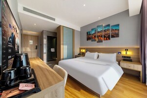 Minibar con artículos gratuitos, escritorio y wifi gratis 