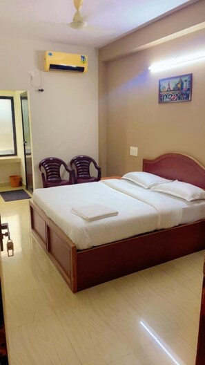 Standard Double Room | Free WiFi - Hotel Kalyani International (Mangaluru)