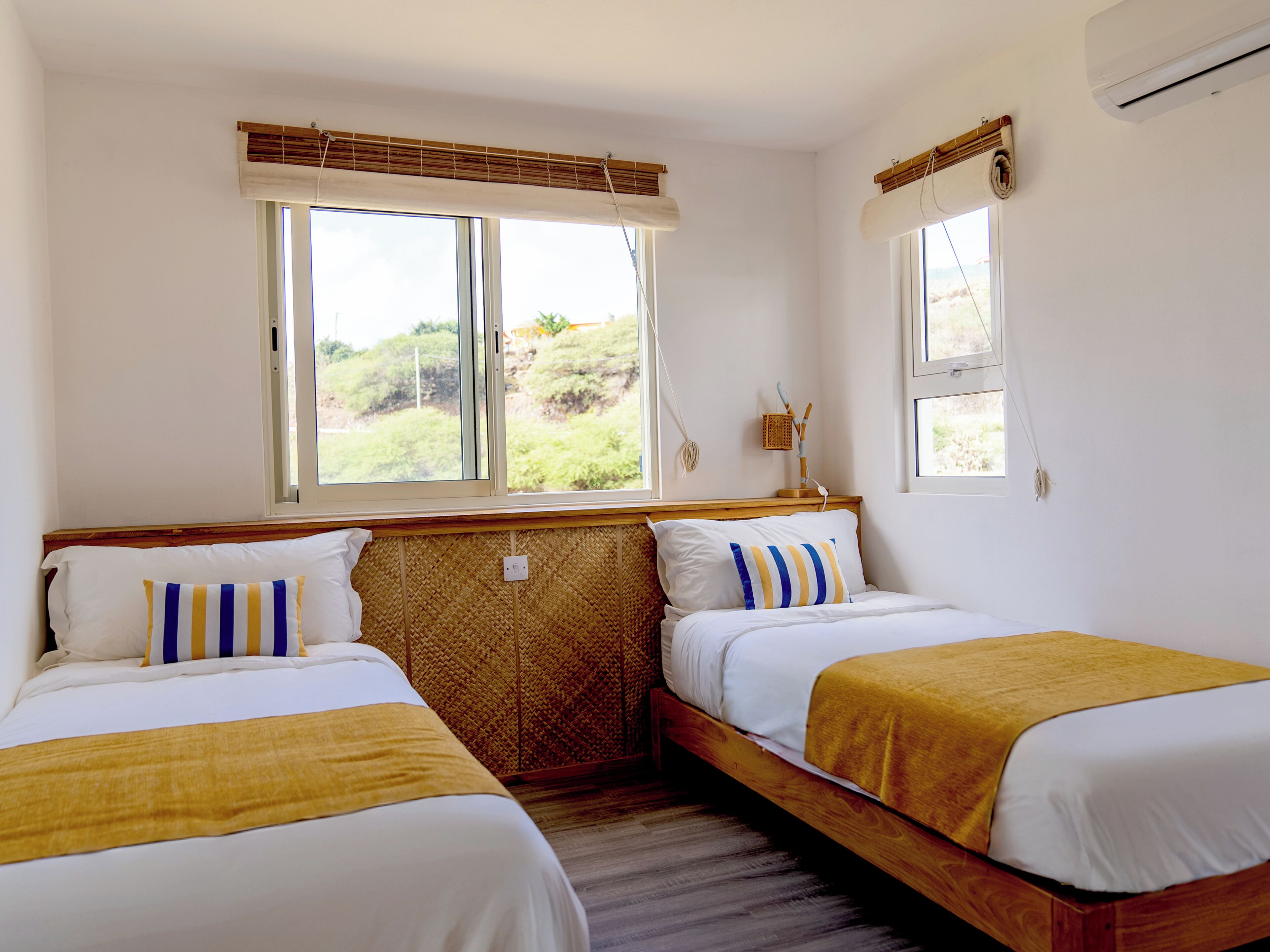 Suite Deluxe, vue mer | Coffres-forts dans les chambres, draps fournis