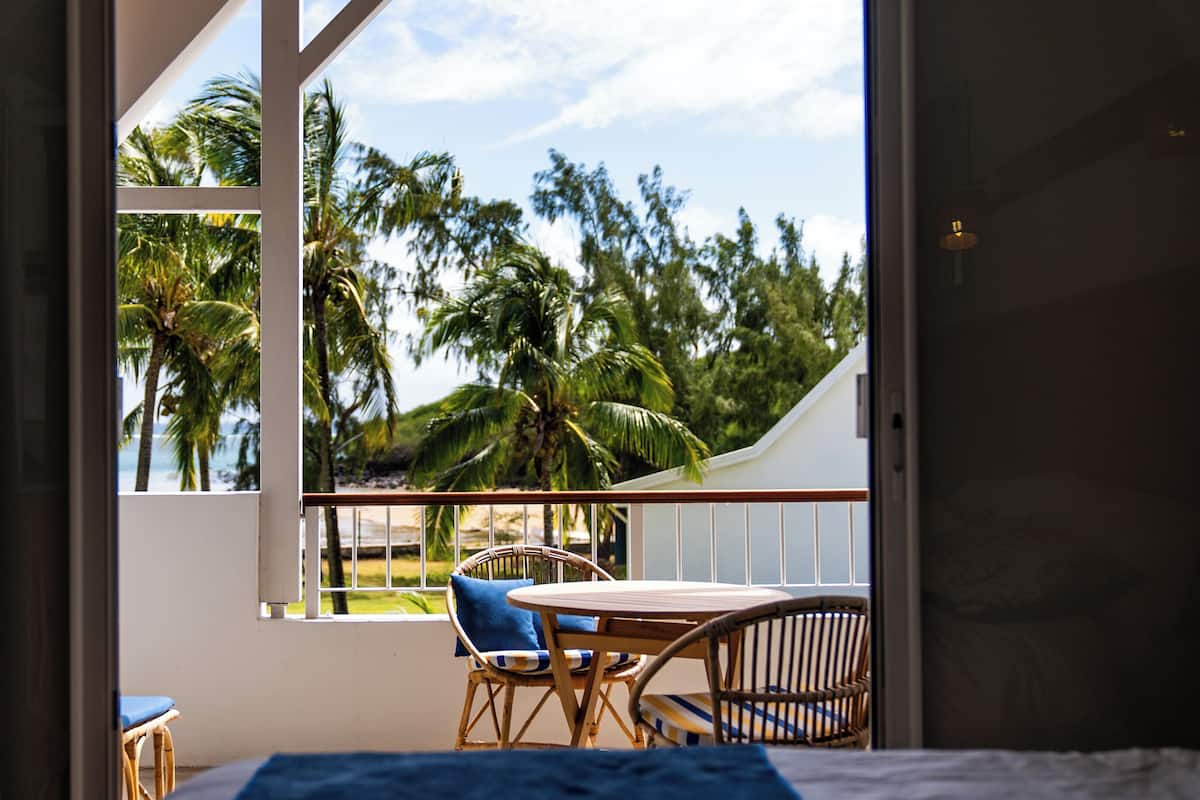 Classic-sviitti, merinäköala | Tallelokero huoneessa, vuodevaatteet