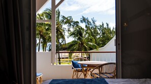 Suite Klasik, pemandangan laut | Brankas dan seprai linen