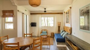 Suite Keluarga, pemandangan laut | Brankas dan seprai linen