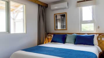 Deluxe Suite, Sea View | In-room safe