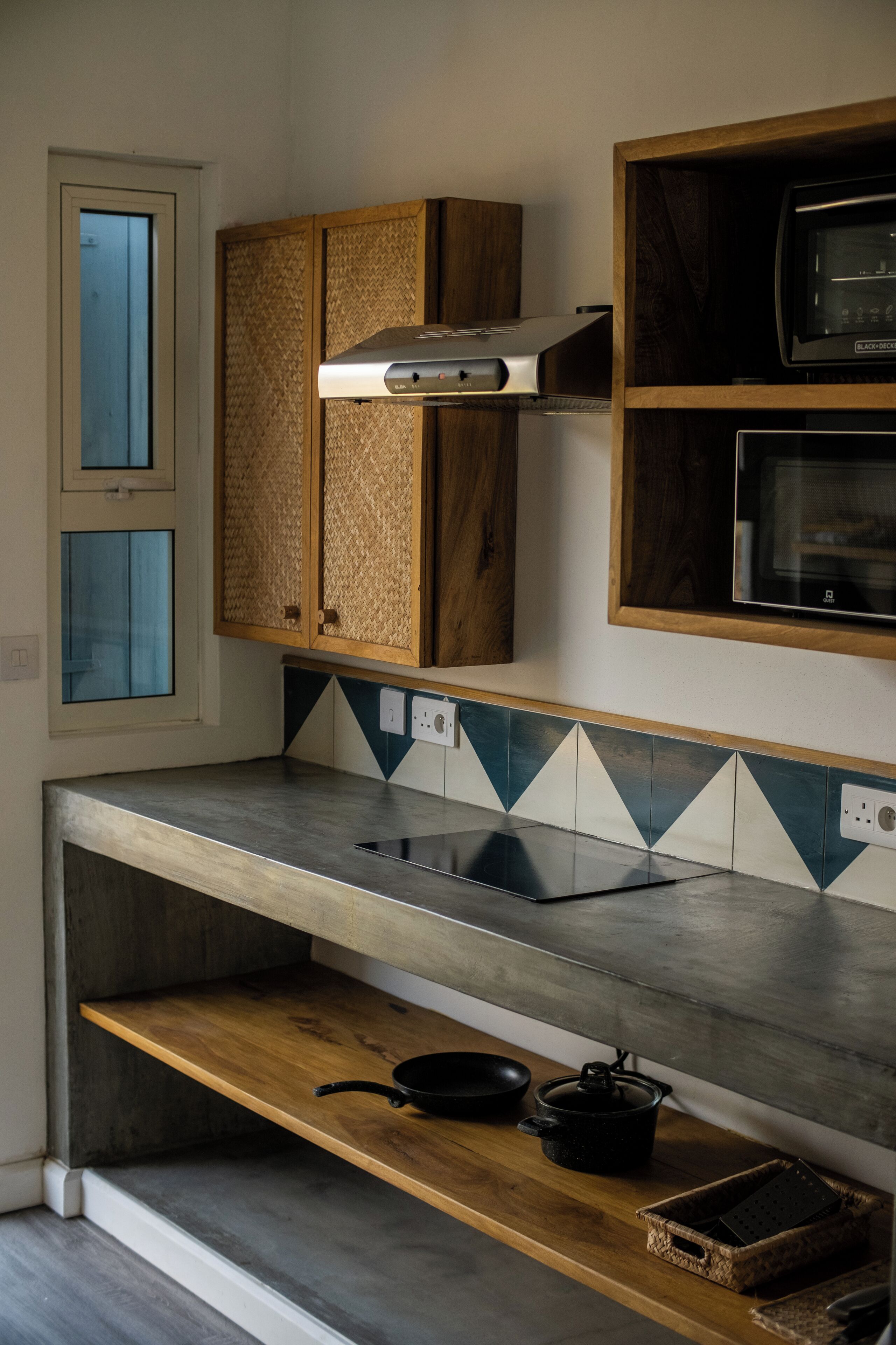 Una cocina con gabinetes de madera, un microondas y una estufa.