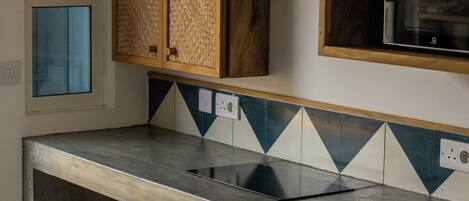 Una cocina con gabinetes de madera, un microondas y una estufa.