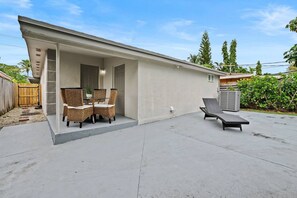 Outdoor dining - Seascape Cottage – Modern Coastal Retreat Near Fort Lauderdale Beach (Fort Lauderdale)