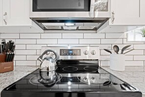 Een koelkast, een microgolfoven, een oven, een kookplaat