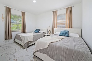 3 bedrooms, iron/ironing board, free WiFi, bed sheets - Seascape Cottage – Modern Coastal Retreat Near Fort Lauderdale Beach (Fort Lauderdale)