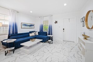 Smart TV - Seascape Cottage – Modern Coastal Retreat Near Fort Lauderdale Beach (Fort Lauderdale)