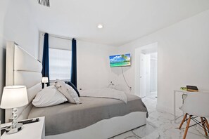 3 slaapkamers, een strijkplank/strijkijzer, gratis wifi, beddengoed