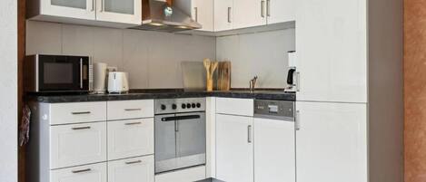 Kühlschrank, Mikrowelle, Ofen, Herdplatte