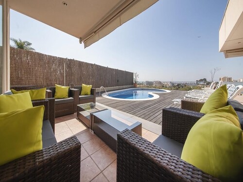 Villa Med. 8-minute walk to Sitges beaches. Up to 18 guests. Views & Relaxation