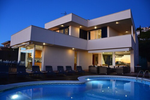 Villa Med. 8-minute walk to Sitges beaches. Up to 18 guests. Views & Relaxation