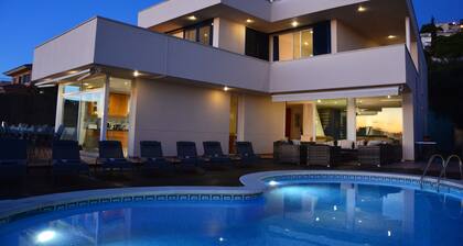 Villa Med. 8-minute walk to Sitges beaches. Up to 18 guests. Views & Relaxation