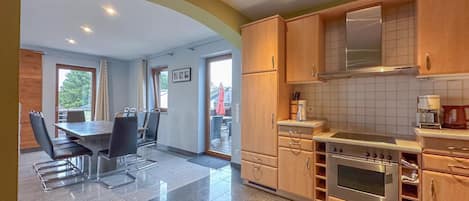 冷蔵庫、電子レンジ、オーブン、コンロ