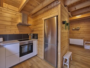 Kjøleskap, ovn, kokeplater og oppvaskmaskin