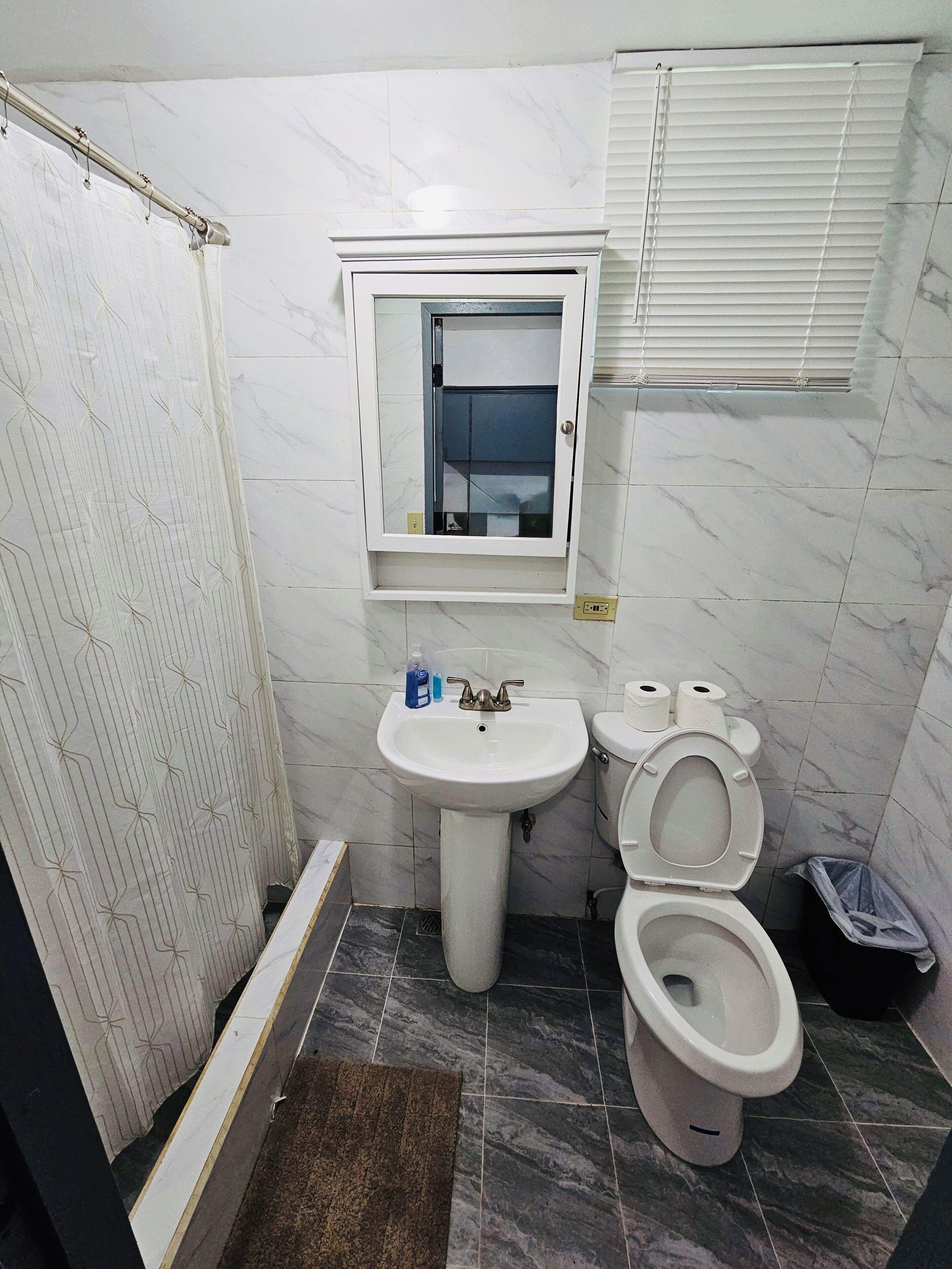 Douche, serviettes fournies, savon, papier toilette