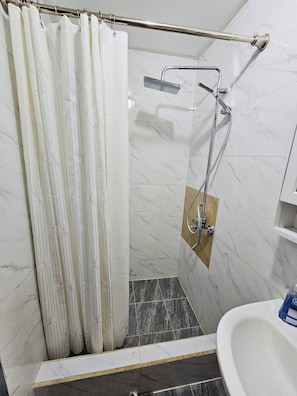 Dusche, Handtücher, Seife, Toilettenpapier