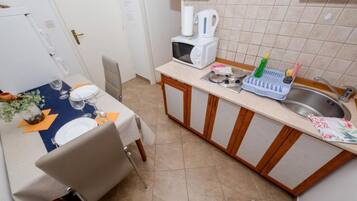 Studio (Studio Apartment with Terrace (4)) | Private kitchen | Fridge