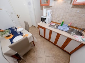 Studio (Studio Apartment with Terrace (4)) | Bếp riêng | Tủ lạnh