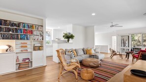 Smart-TV, peis og bøker