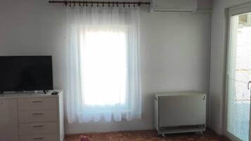 Apartment (One Bedroom Apartment with Balcony) | Wohnzimmer | 32-Zoll-Flachbildfernseher mit Digitalempfang