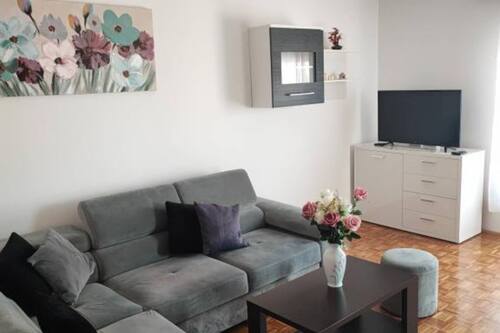 Departamento (One Bedroom Apartment with Balcony) | Sala de estar | Televisión de pantalla plana de 32 pulgadas con canales digitales