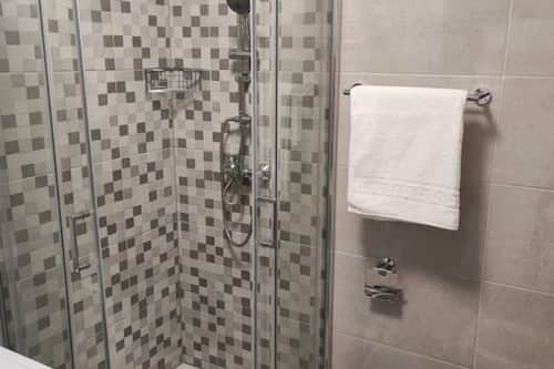 Apartment (One Bedroom Apartment with Balcony) | Badezimmer | Dusche, Handtücher