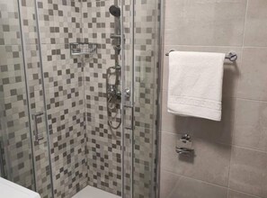 Apartment (One Bedroom Apartment with Balcony) | Bathroom