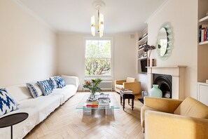TV - Stylish Garden Flat Near Stoke Newington (London)