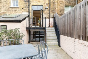 Outdoor dining - Stylish Garden Flat Near Stoke Newington (London)
