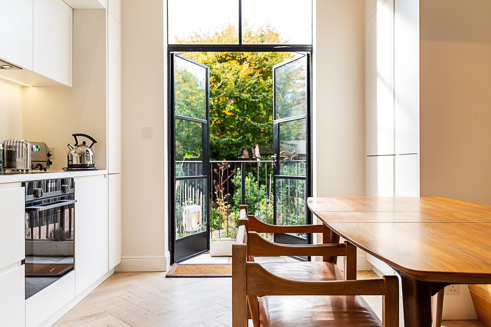 ثلاجة، فرن، غسالة أطباق، ماكينة لصنع القهوة/الشاي