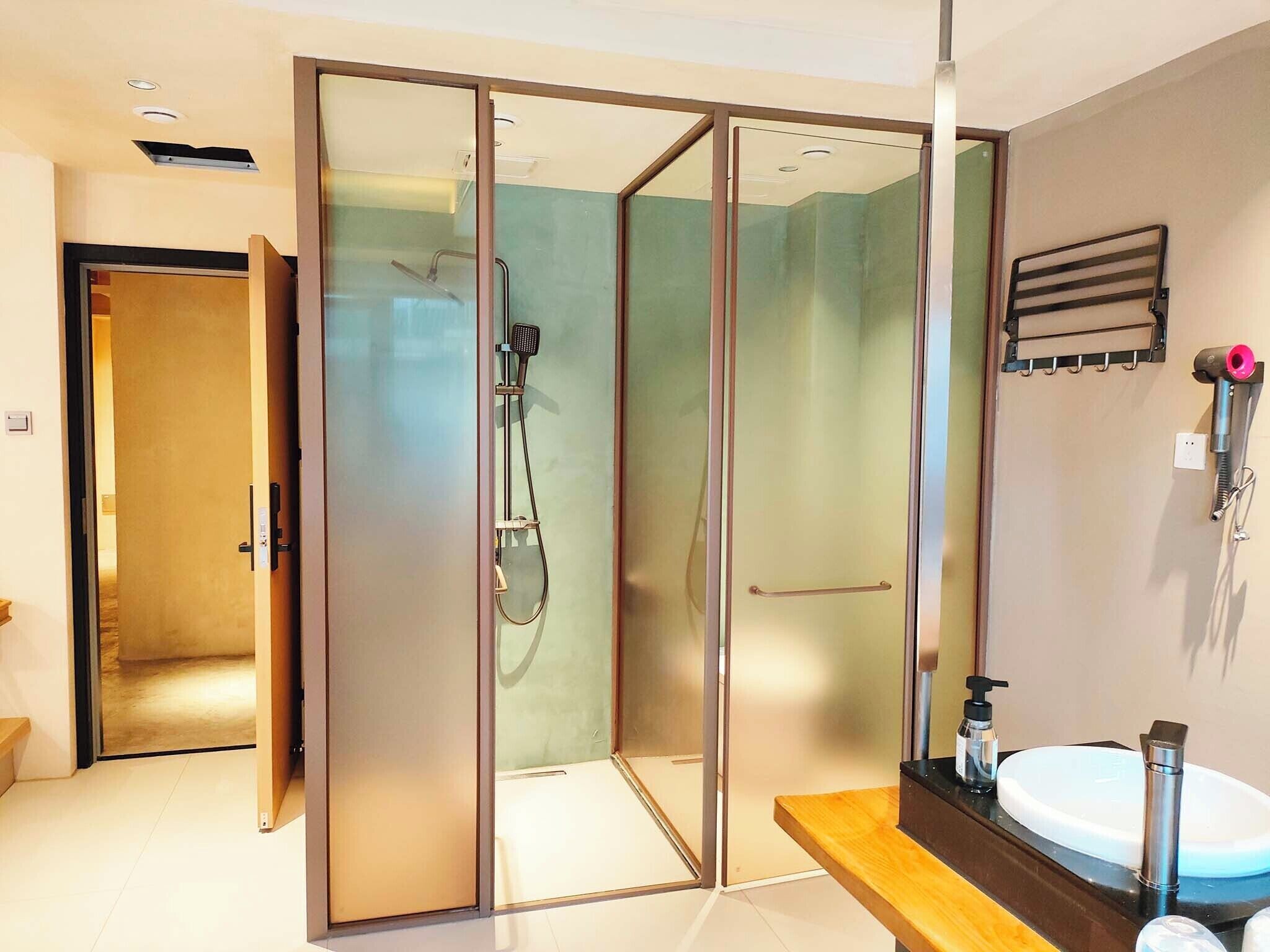 Standard Double Room | Bathroom | Shower, rainfall showerhead, free toiletries, hair dryer