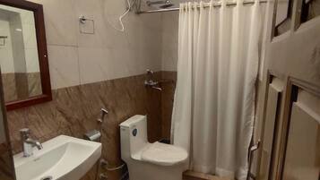 Deluxe Quadruple Room | Bathroom | Shower, towels, soap, toilet paper