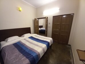 Deluxe Quadruple Room | Free WiFi, bed sheets - Hotel Gobind Bhawan Heritage Haridwar (Haridwar)
